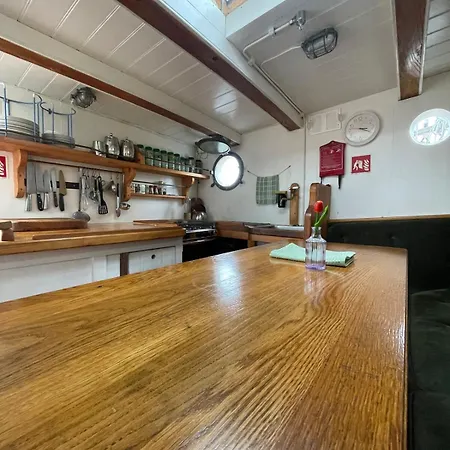 Hotel en barco The Vega 1909 - Historic Wooden Ship Ámsterdam