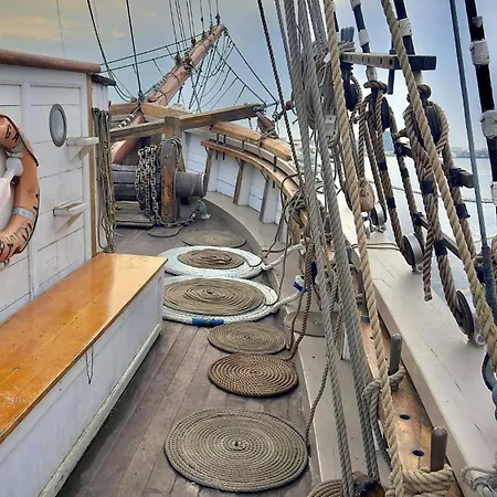 Hotel en barco The Vega 1909 - Historic Wooden Ship
