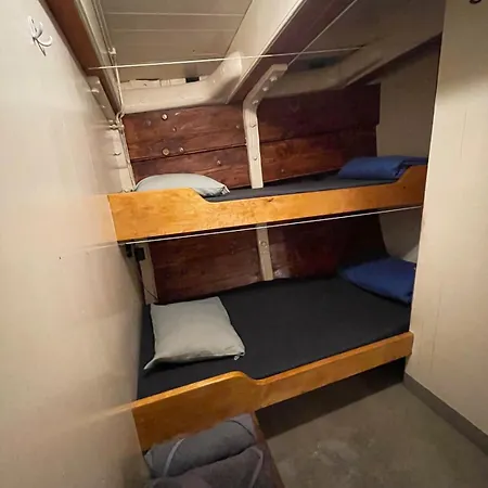 Hotel en barco The Vega 1909 - Historic Wooden Ship Ámsterdam