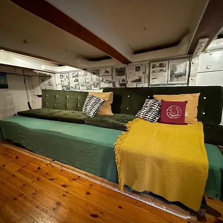 The Vega 1909 - Historic Wooden Ship Hotel en barco *