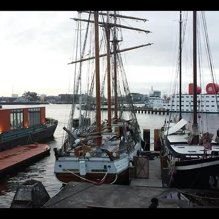 The Vega 1909 - Historic Wooden Ship Hotel en barco