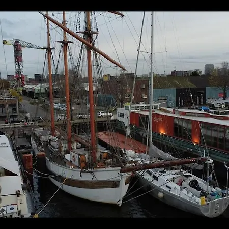 The Vega 1909 - Historic Wooden Ship Hotel en barco
