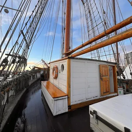 The Vega 1909 - Historic Wooden Ship 보트호텔 *
